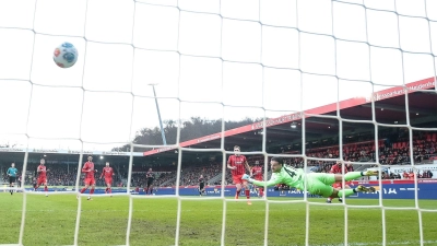 Heidenheim Torwart Ramaj streckte sich beim 0:1 durch Königsdörffer vergeblich. (Foto: Harry Langer/dpa)