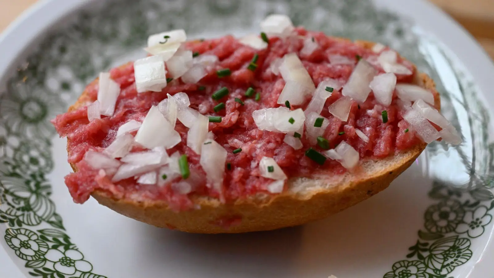 Erneuter Rückruf von Zwiebelmettwurst bei Penny. (Symbolbild) (Foto: Roberto Pfeil/dpa)