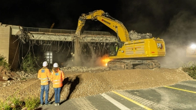 Im Zuge des sechsspurigen Ausbaus der A3 ist bei Burghaslach in einer nächtlichen Aktion eine Brücke nach Schlüsselfeld-Thüngfeld (Foto) abgerissen und weiter östlich eine neue Brücke eingesetzt worden. (Foto: Mirko Fryska)