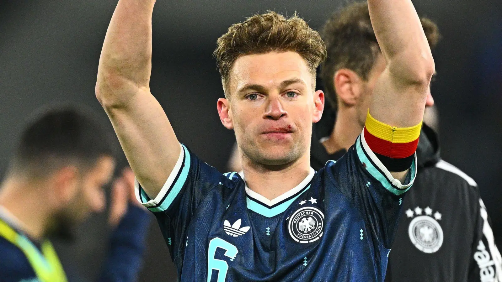 Joshua Kimmich feiert mit einer Verletzung an der Lippe den Sieg in der Schweiz.  (Foto: Tom Weller/dpa)