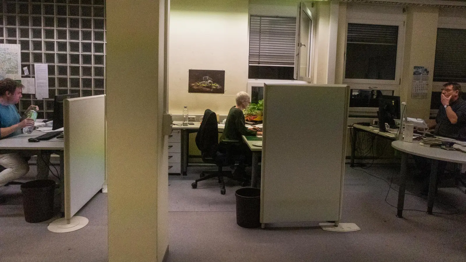 In der Wahlnacht ist die Lokalredaktion in Ansbach vollbesetzt. (Foto: Evi Lemberger)