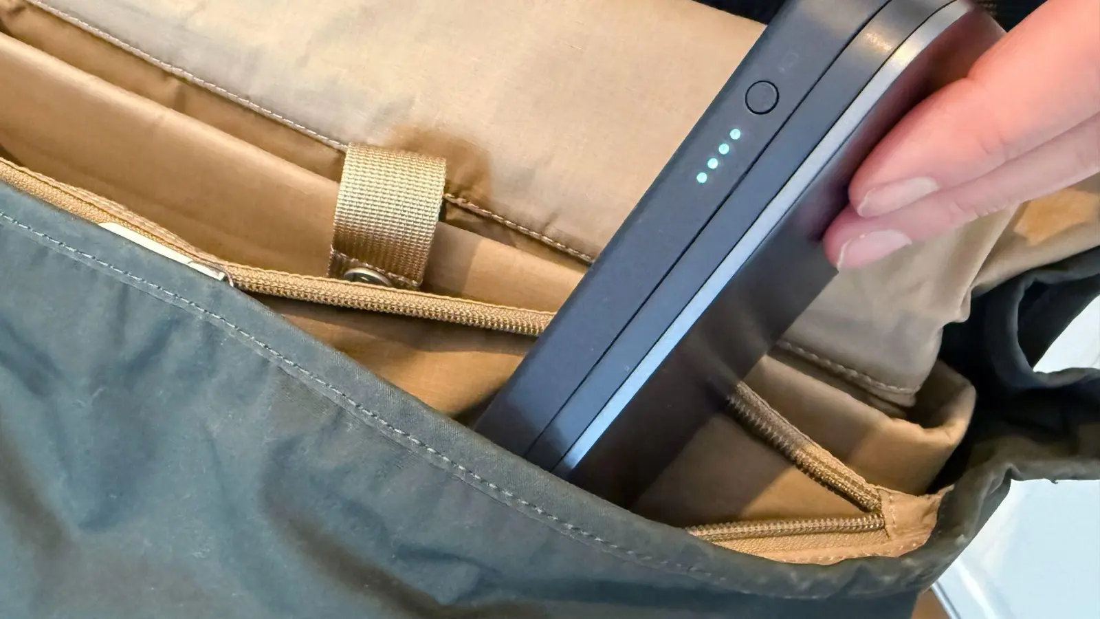 Nur noch im Handgepäck und mit maximaler Kapazität von 100 bis 160 Wattstunden: Powerbanks können an Bord einer Airline schnell zur Gefahr werden. (Foto: Till Simon Nagel/dpa-tmn)