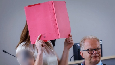 Die Angeklagte hat sich bislang vor Gericht nicht zu den Vorwürfen geäußert.  (Foto: Jens Büttner/dpa)