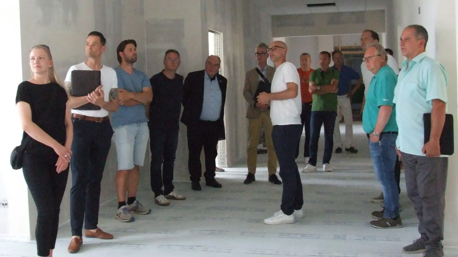 Bei einem Ortstermin auf der Baustelle machten sich die Mitglieder des Haupt- und Personalausschusses des Feuchtwanger Stadtrats ein Bild vom neuen Standort des Bürgeramts im ehemaligen Landratsamt an der Hindenburgstraße. Bürgeramtsleiter Thomas Schmidt (Mitte, weißes T-Shirt) erläuterte Einzelheiten. (Foto: Jasmin Kiendl)