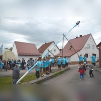Wichtige Tradition in Großohrenbronn ist das Aufstellen des Kirchweihbaums durch die Kerwabuam. (Foto: Peter Tippl)