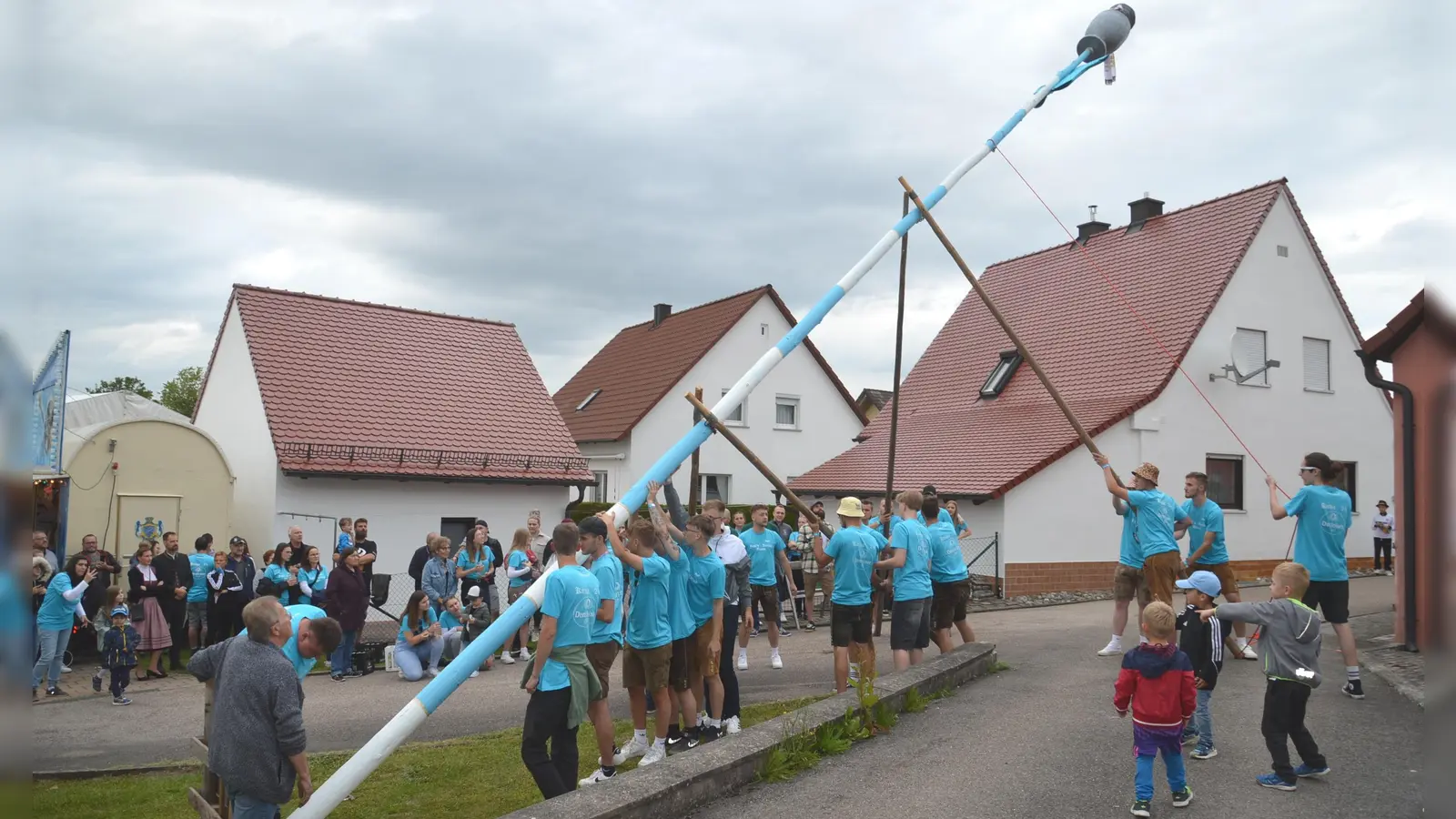 Wichtige Tradition in Großohrenbronn ist das Aufstellen des Kirchweihbaums durch die Kerwabuam. (Foto: Peter Tippl)