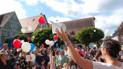 Zum Luftballonstart am Schulanfang kamen gestern wieder viele Kinder, Eltern und Geschwister der Erstklässler auf dem Neustädter Marktplatz zusammen. (Foto: Christa Frühwald)