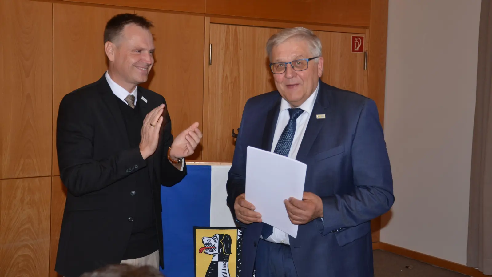 Mit dem für ihn typischen leicht verlegenem Lächeln nahm Helmut Weiß am Freitagnachmittag die ihm zugedachten Ehrungen im Rahmen der Kreistagssitzung von seinem Nachfolger im Amt des Landrates, Dr. Christian von Dobschütz (links), entgegen. (Foto: Patrick Lauer)