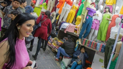 Fernanda holt Kleidungsstücke bei ihren Kunden ab, fährt dann an eine schickere Straße, wo sie sich umzieht und für einen Fotografen modelt. (Foto: Andre Lucas/)