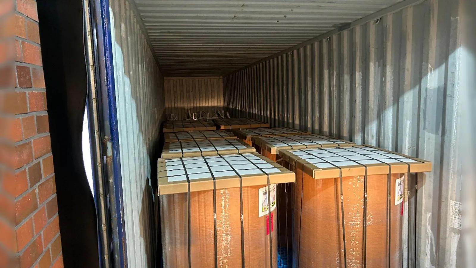 Im Inneren der Papierrollen waren 400 Pakete mit Heroin versteckt, die der Zoll bei einer Röntgenkontrolle im Hamburger Hafen entdeckte.  (Foto: -/Zollfahndungsamt Hannover/dpa)