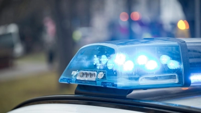 Die beiden Täter flüchten in dem gestohlenen Wagen. (Symbolbild) (Foto: Daniel Vogl/dpa)