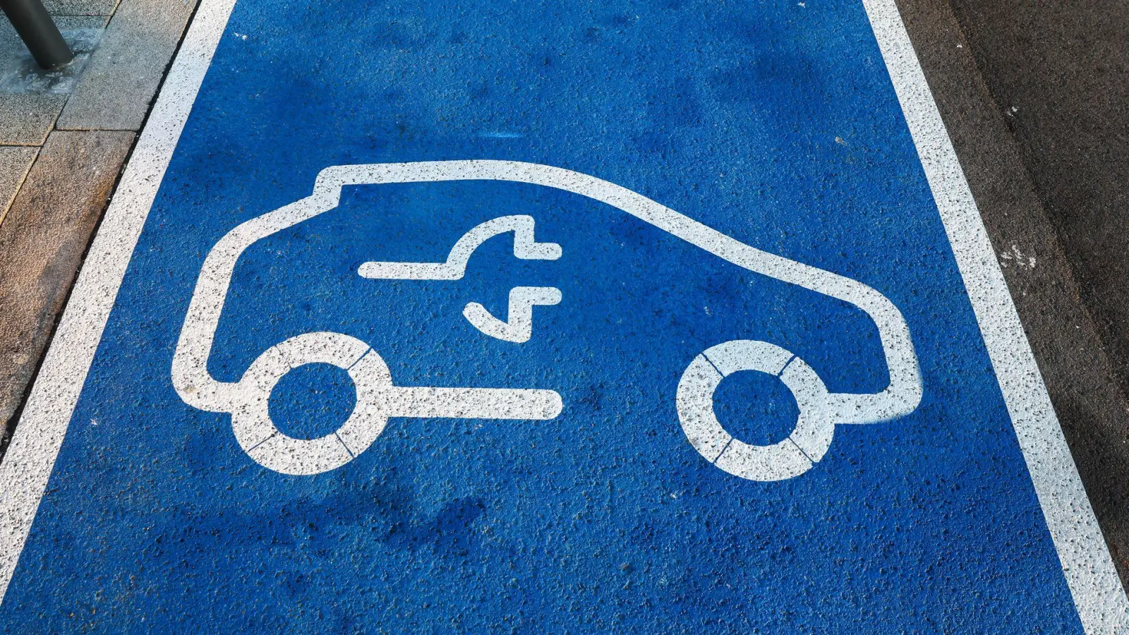 Bevor man so eine Fläche mit dem eigenen E-Auto zum Laden befahren darf, muss eine Kaufentscheidung her. Und die richtet sich nach Auswahlkriterien wie Akkugröße und Ladeleistung zum Schnellladen sowie Platzangebot. (Foto: Jan Woitas/dpa)