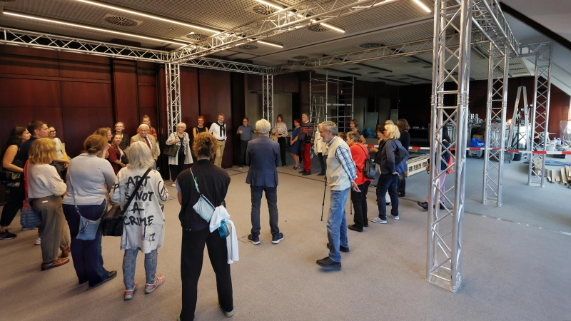 Erster Besuch in der Ausweichspielstätte des Theaters Ansbach: ein Blick in den Zuschauerraum. (Foto: Thomas Wirth)
