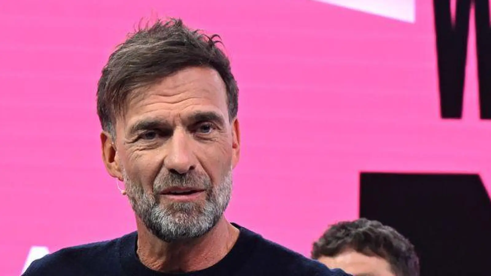 Jürgen Klopp (rechts) wird von Moderator Johannes B. Kerner als Telekom-Experte vorgestellt. (Foto: Felix Hörhager/dpa)