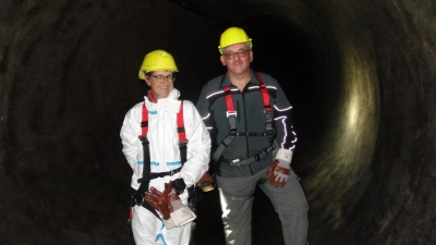 Stadtwerke-Chefin Dr. Branka Rugolic und ihr technischer Leiter Angel Corona Guzman stehen im 2,50 Meter hohen Stauraumkanal, der 600 Meter von der Maximilianstraße bis zur Inselwiese reicht. (Foto: Winfried Vennemann)