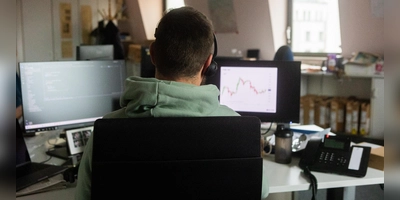 Beim inzwischen verbreiteten Cybertrading-Betrug versuchen kriminelle Banden, Menschen zu vermeintlich sicheren Investitionen zu drängen. Der Schaden ist immens. (Symbolbild: Evi Lemberger)