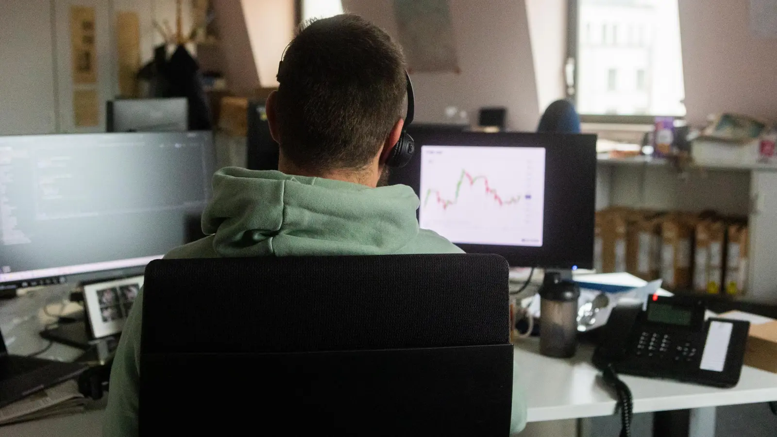 Beim inzwischen verbreiteten Cybertrading-Betrug versuchen kriminelle Banden, Menschen zu vermeintlich sicheren Investitionen zu drängen. Der Schaden ist immens. (Symbolbild: Evi Lemberger)