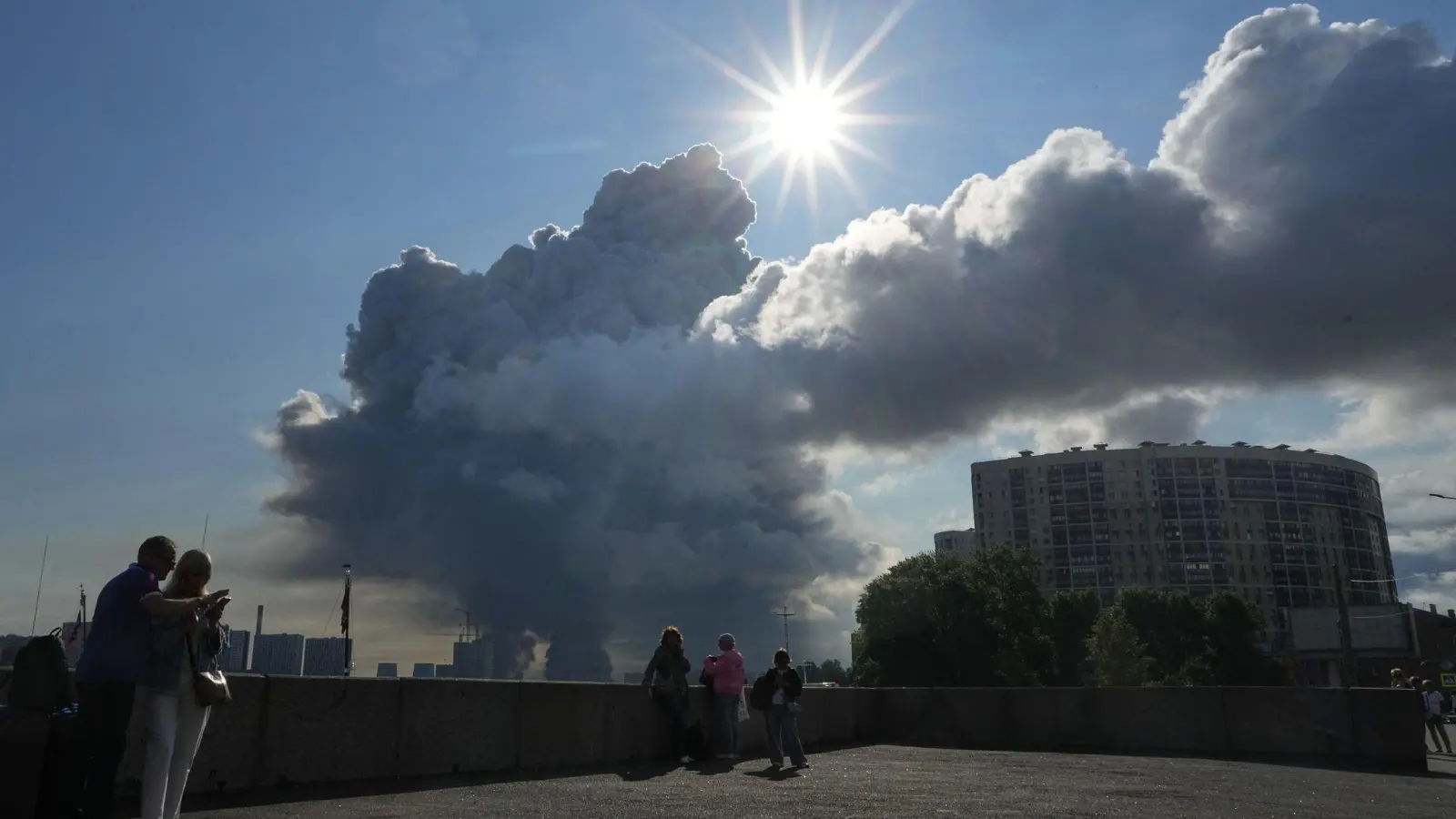 Rauch über St. Petersburg nach einem Drohnenangriff auf ein dortiges Lager des Online-Händlers Wildberries. (Archivbild) (Foto: Uncredited/AP/dpa)