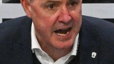 Die Playoff-Serie von Eisbären-Trainer Serge Aubin hält. (Archivbild) (Foto: Armin Weigel/dpa)