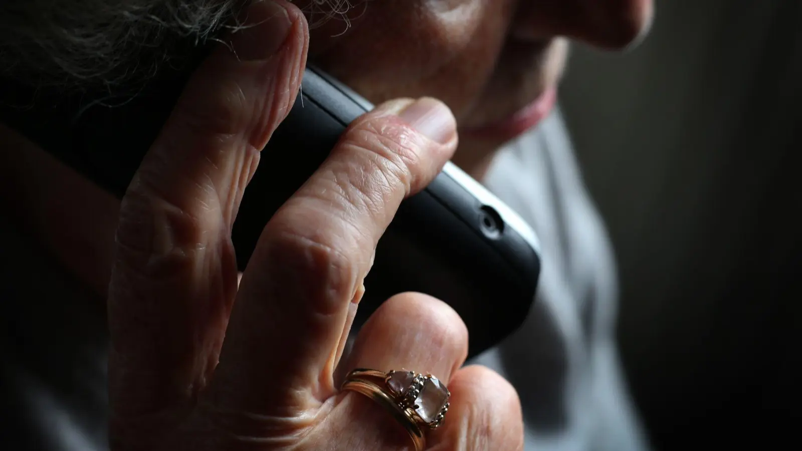 Nachdem er als Bandenmitglied alte Menschen mittels Schockanrufen betrogen hat, soll ein in Deutschland geborenen Ausländer das Land verlassen. (Symbolbild) (Foto: Karl-Josef Hildenbrand/dpa)