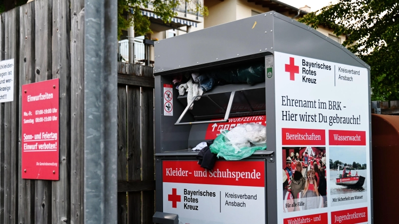 Obwohl die Container voll sind, werden Säcke in die Klappe gestopft oder davor abgestellt. (Foto: Luca Paul)