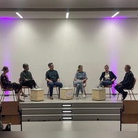 Prof. Dr. Julia Sasse (von links), Dr. Michael Reiss, Prof. Dr. Roman Rusch, Ronja von Wurmb-Seibel, Anja Miller und Prof. Dr. Markus Paul diskutierten im Ambrosius-Auditorium der Hochschule Ansbach über das Phänomen der Nachrichtenvermeidung.  (Foto: Mara Stingl)