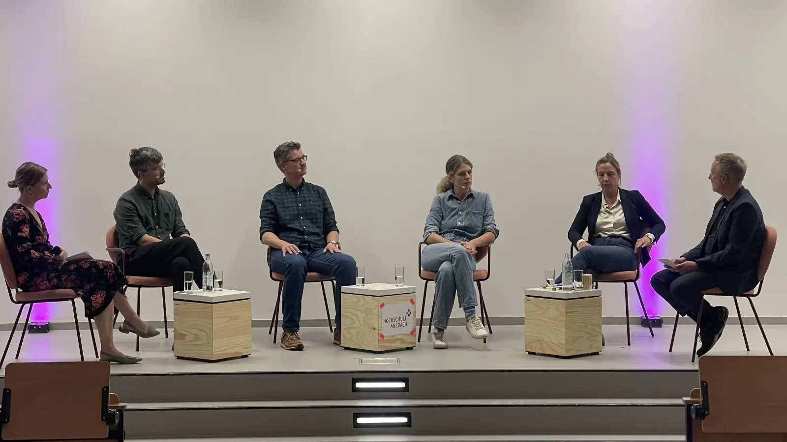 Prof. Dr. Julia Sasse (von links), Dr. Michael Reiss, Prof. Dr. Roman Rusch, Ronja von Wurmb-Seibel, Anja Miller und Prof. Dr. Markus Paul diskutierten im Ambrosius-Auditorium der Hochschule Ansbach über das Phänomen der Nachrichtenvermeidung.  (Foto: Mara Stingl)