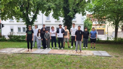 Ein Schulhof zum Wohlfühlen: Schülerinnen und Schüler der Luitpoldschule habe sich mit Schulleiterin Jenny Weid dafür eingesetzt. (Foto: Luitpoldschule / Claudia von Frankenberg)