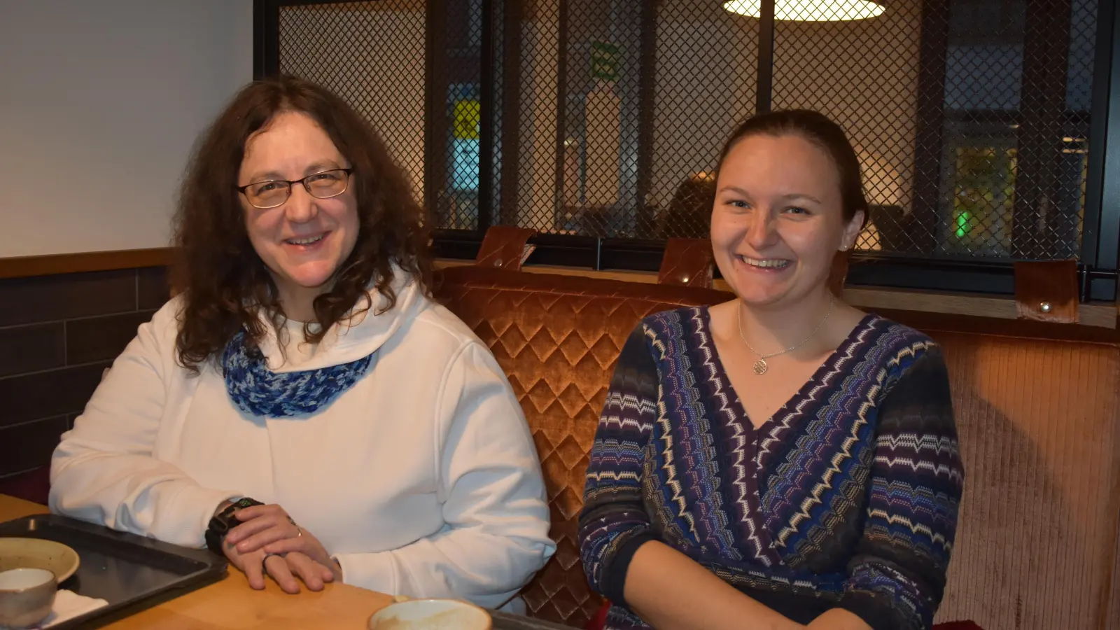 Karola Klier und Laura Hager informierten über die Arbeit des Neustädter Vereins EPECTO, der unter anderem auch Spenden für die Opfer der jüngsten Taifun-Katastrophe auf den Philippinen sammelt. (Foto: Ute Niephaus)