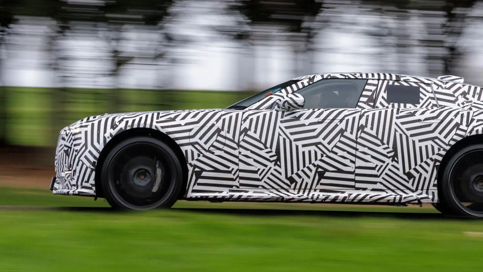 Getarnte Raubkatze: Jaguar will das Conceptcar Type 00 in Serie bauen. (Foto: Nick Dimbleby/Jaguar/dpa-tmn)