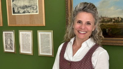 Vor den historischen Stichen Herriedens: In sechs Jahren hat Dorina Jechnerer als erste Bürgermeisterin der Stadt deutliche Spuren hinterlassen. (Foto: Florian Pöhlmann)