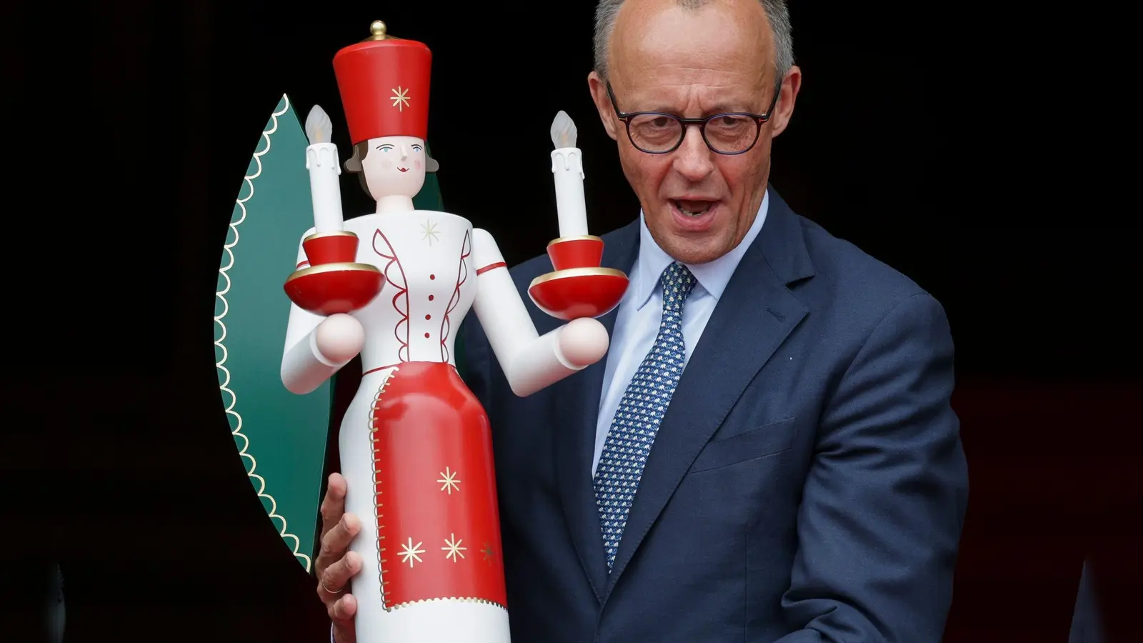 Kanzler Friedrich Merz (CDU) feiert mit Gattin, Kindern und Enkelkindern ganz traditionell Weihnachten. (Archivbild) (Foto: Jan Woitas/dpa)