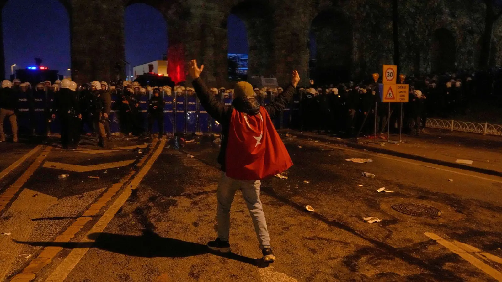 Bei landesweiten Protesten in der Türkei allein am Freitagabend sind mehr als 340 Menschen festgenommen worden. (Foto: Khalil Hamra/AP/dpa)