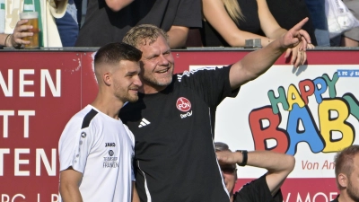 Mal schauen, wer diesmal happy ist: Der Ansbacher Trainer Niklas Reutelhuber (links) und FCN-Coach Andreas Wolf treffen sich wieder im Xaver-Bertsch-Sportpark. (Foto: Martin Rügner)