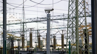 Netzbetreiber nutzen Überwachungskameras. Darüber, ob diese vermehrt zum Einsatz kommen sollten, diskutieren jetzt Politiker und Fachleute. (Symbolbild) (Foto: Henning Kaiser/dpa)