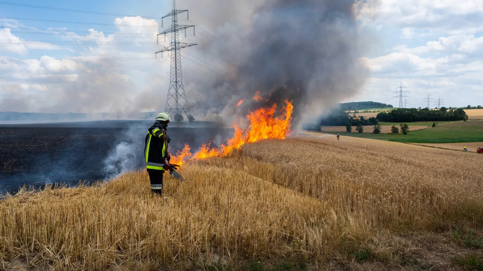 Zahlreiche Feuerwehrkräfte waren im Einsatz. Das Bild zeigt einen Aktiven beim Versuch, die Flammen unter Kontrolle zu bringen. (Foto: Johann Schmidt)