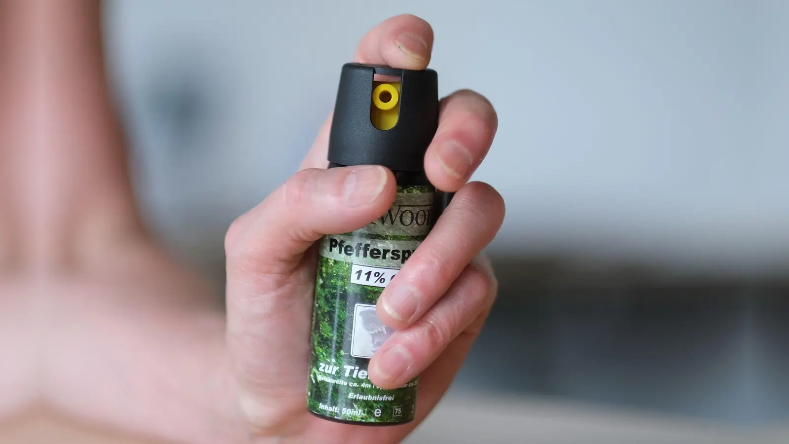 Mit Pfefferspray ist es dem Ladeninhaber gelungen, den Raubüberfall abzuwehren. (Symbolbild) (Foto: Bernd Weißbrod/dpa)