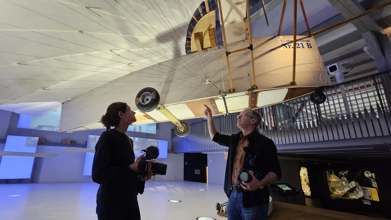 Dreharbeiten im Flugpionier-Museum: Die US-amerikanischen Filmemachenden Lisa Molomot und Jeff Bemiss arbeiten an einer Dokumentation, in deren Mittelpunkt Gustav Weißkopf stehen wird. (Foto: Wolfgang Grebenhof)