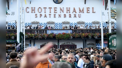 Kann das traditionelle Anzapf-Zelt Schottenhamel rechtzeitig aufgebaut werden? (Archivbild) (Foto: Felix Hörhager/dpa)