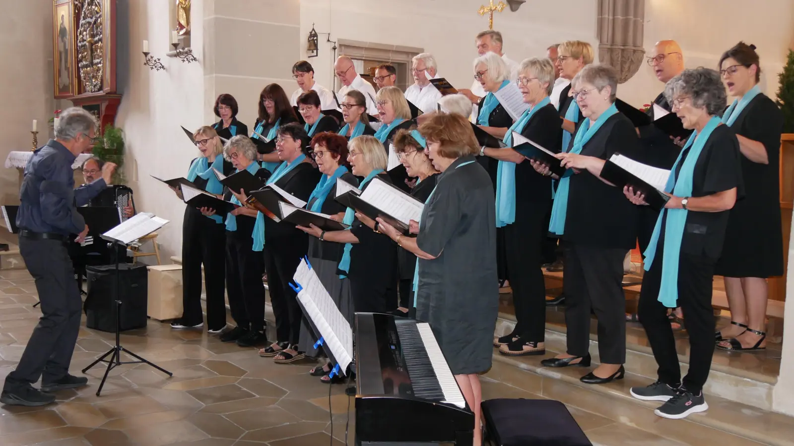 Der Gesangverein Wolframs-Eschenbach gestaltete sein Sommerkonzert wegen des Wetters im Inneren des Liebfrauenmünsters. (Foto: Daniel Ammon)