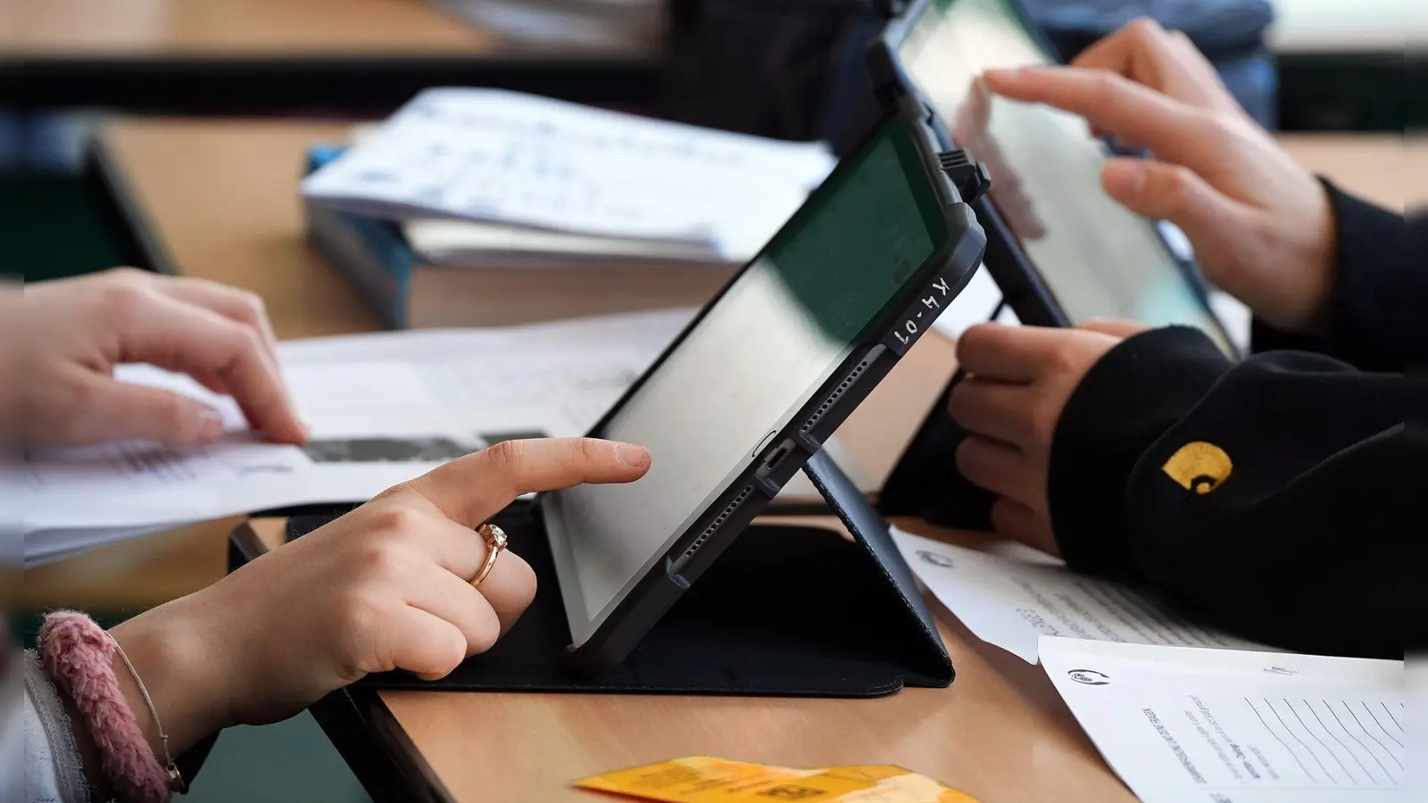Nicht nur bei Schülern sind KI-Anwendungen hoch im Kurs - auch bei Lehrern finden sie sich im Berufsalltag immer häufiger wieder. (Symbolbild)  (Foto: Soeren Stache/dpa)