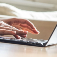 Alle, die im Internet geschäftsmäßig auftreten oder kommerzielle Interessen verfolgen, benötigen ein Impressum - und müssen darüber auch erreichbar sein. (Foto: Christin Klose/dpa-tmn)