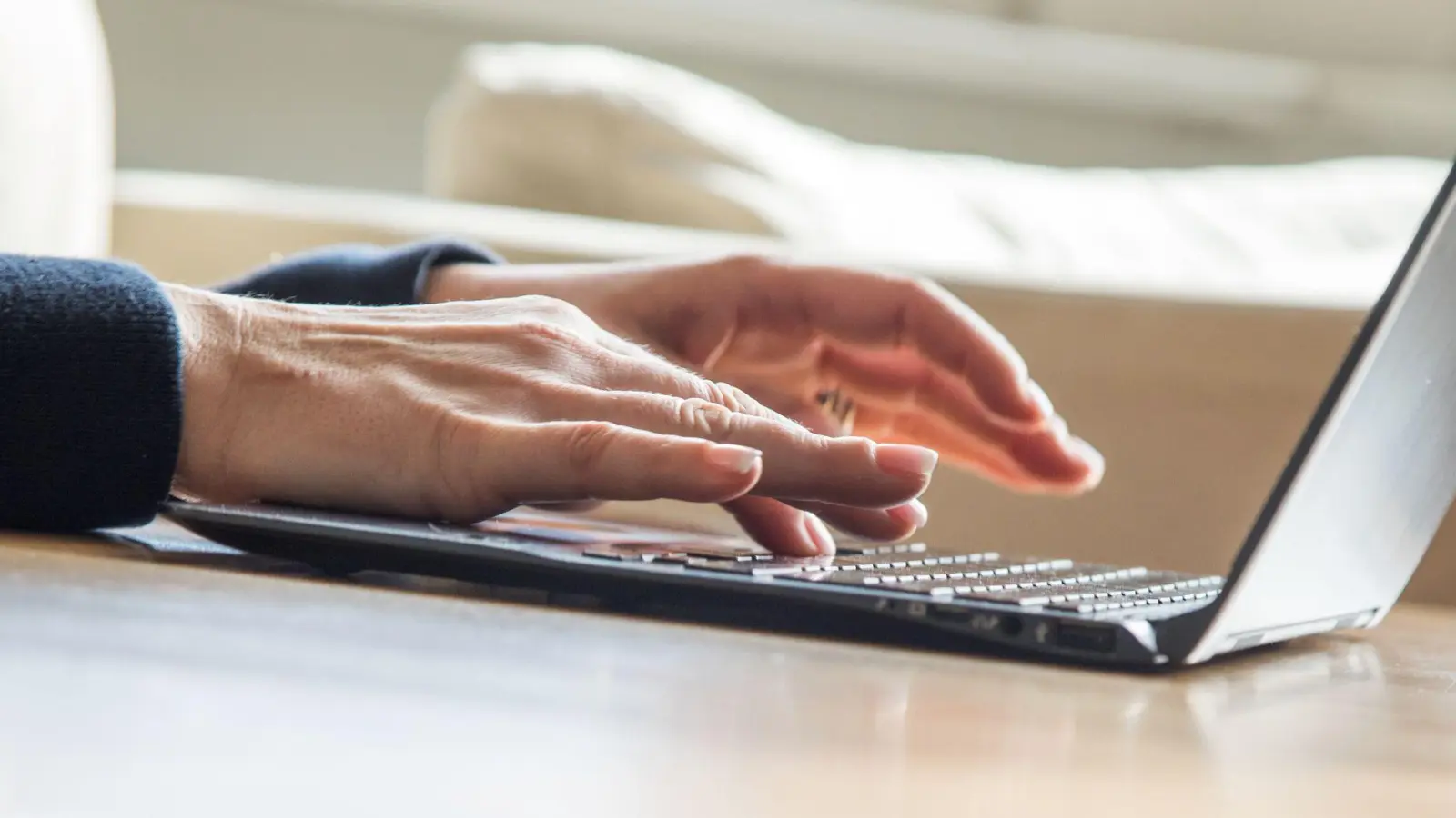 Alle, die im Internet geschäftsmäßig auftreten oder kommerzielle Interessen verfolgen, benötigen ein Impressum - und müssen darüber auch erreichbar sein. (Foto: Christin Klose/dpa-tmn)