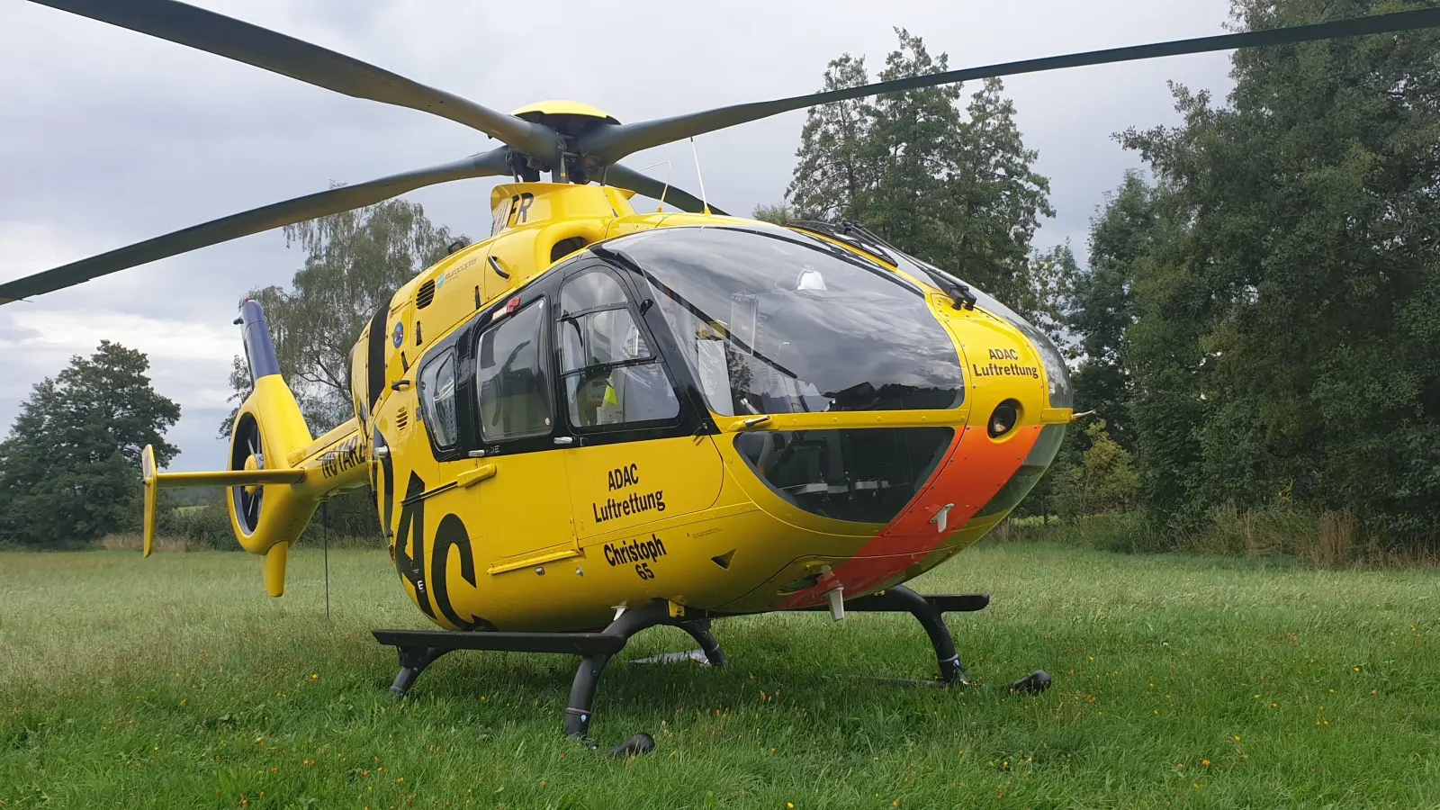 Mit dem Rettungshubschrauber wurde der 22-Jährige in die Uniklinik nach Würzburg geflogen. (Symbolbild: Wolfgang Grebenhof)