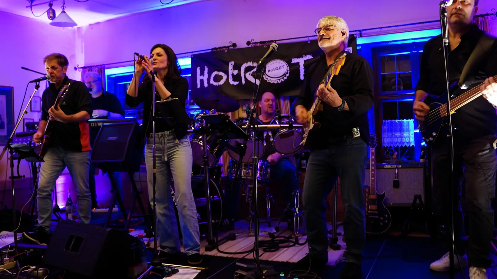 Kraftvollen Rock lieferte die Band HotROT im Gasthof Butz. (Foto: Simone Hedler)