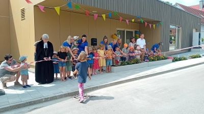 Ein wichtiger symbolischer Moment: Einige Kinder schnitten mit Ehrengästen und Mitarbeiterinnen ein Band durch. (Foto: Susanne Landgraf)