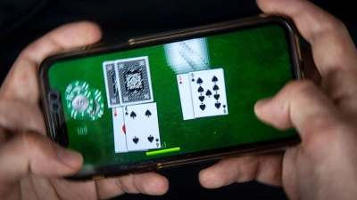 Zocken am Smartphone: Wird der Rahmen einer Hobbytätigkeit überschritten, gilt das Spielen laut Gericht als gewerblich - und damit steuerpflichtig. (Foto: Sina Schuldt/dpa)