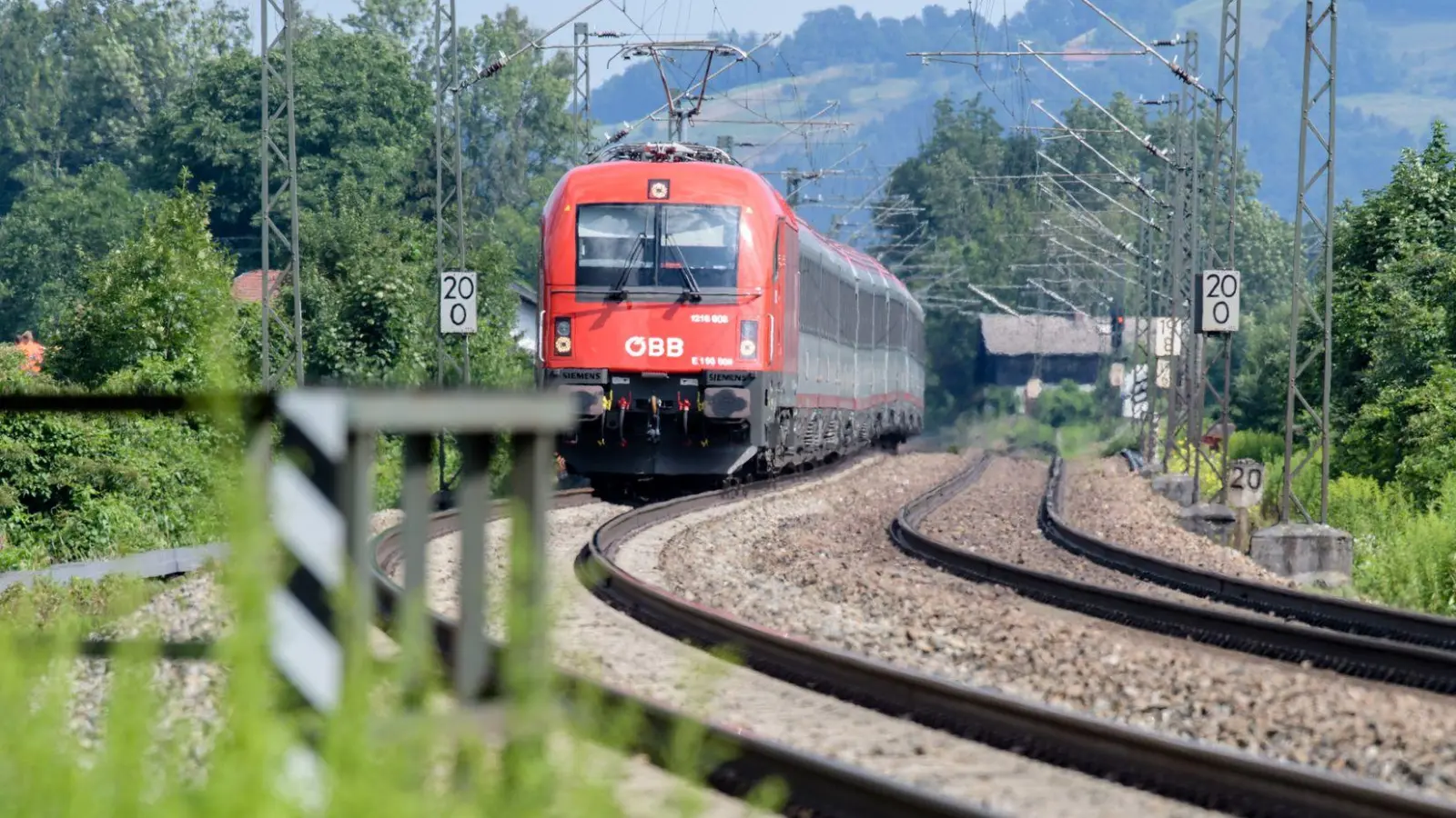 Eine umfassende Generalsanierung der Strecken München–Rosenheim und Rosenheim–Salzburg ist für 2027 geplant. (Archivbild) (Foto: Matthias Balk/dpa)