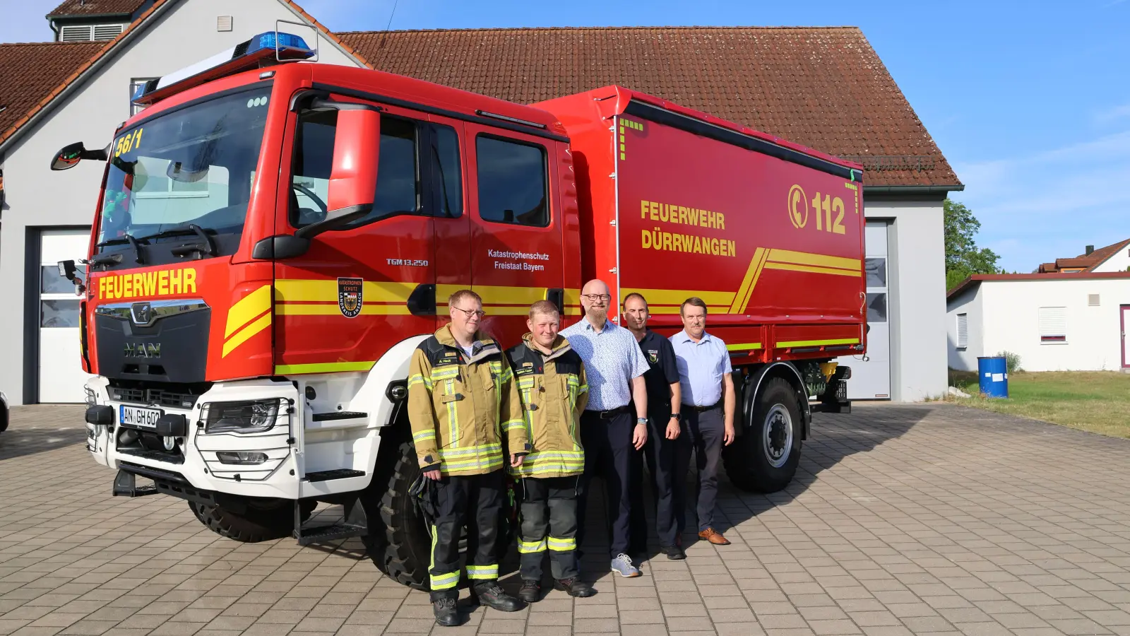 In Dürrwangen stationiert – im Einsatz überall dort, wo Hilfe gebraucht wird: das Fahrzeug mit Alexander Heck und Fabian Neidlein, die im Konvoi mitfahren, Bürgermeister Jürgen Konsolke, Kreisbrandmeister Heiko Birret und Kommandant Wilfried Heck (von links). (Foto: Martina Haas)