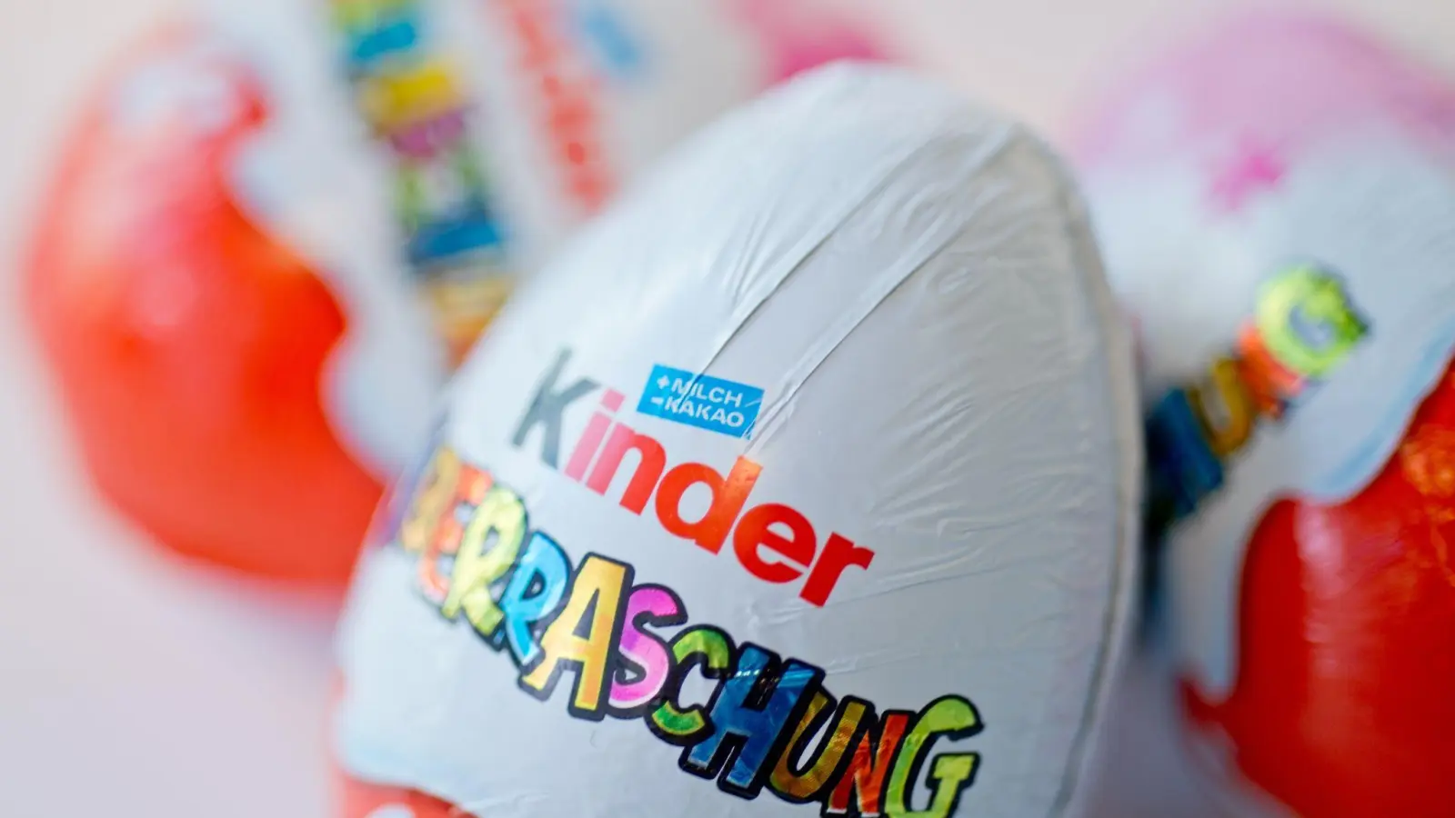 Knapp zwei Wochen vor Ostern ruft Ferrero in Deutschland einige Chargen verschiedener Kinder-Produkte zurück - darunter kinder Überraschung 3er Pack mit dem Mindesthaltbarkeitsdatum zwischen April bis Juni 2022. (Foto: Monika Skolimowska/dpa)